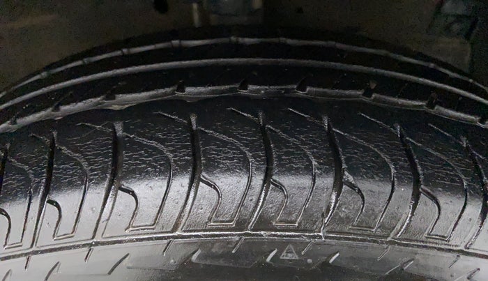 2015 Maruti Swift VXI D, Petrol, Manual, 28,747 km, Right Front Tyre Tread
