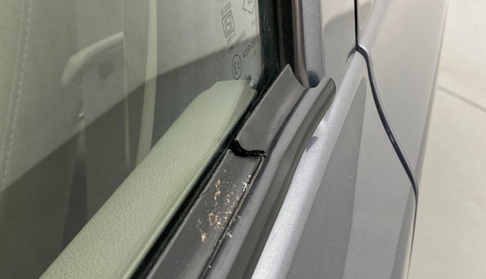2016 Toyota Etios G, Petrol, Manual, 31,073 km, Front passenger door - Weather strip has minor damage