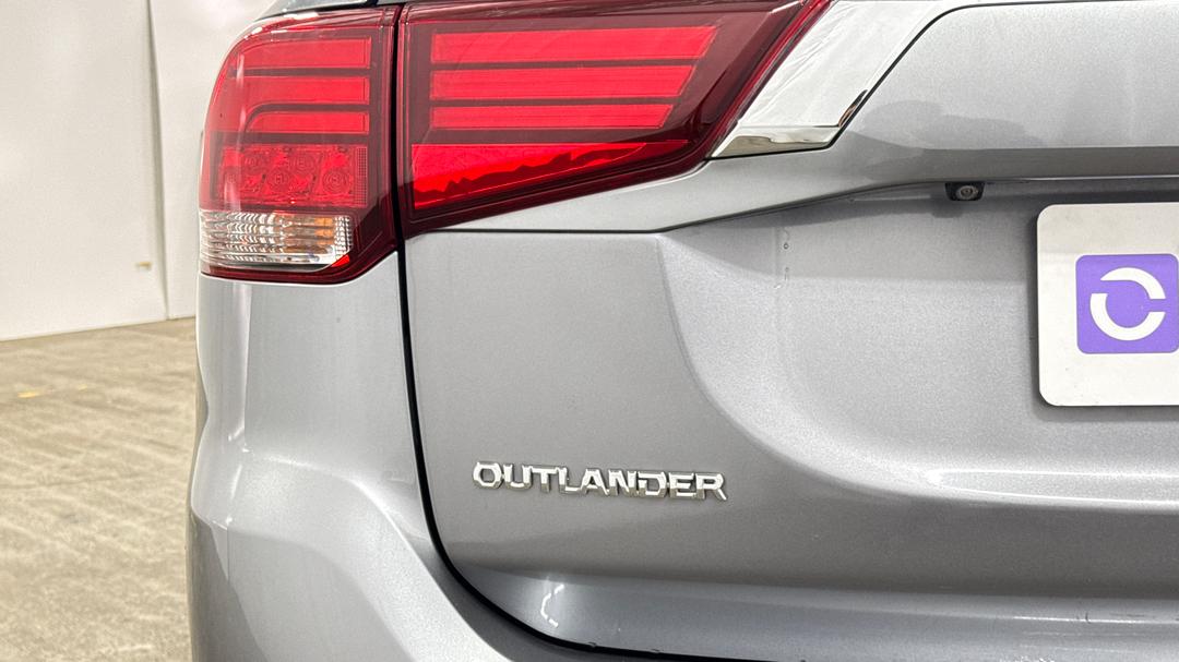 2017 Mitsubishi Outlander Ls (4x2), Automatic, 96690 km, Badge (Boot Left Side)
