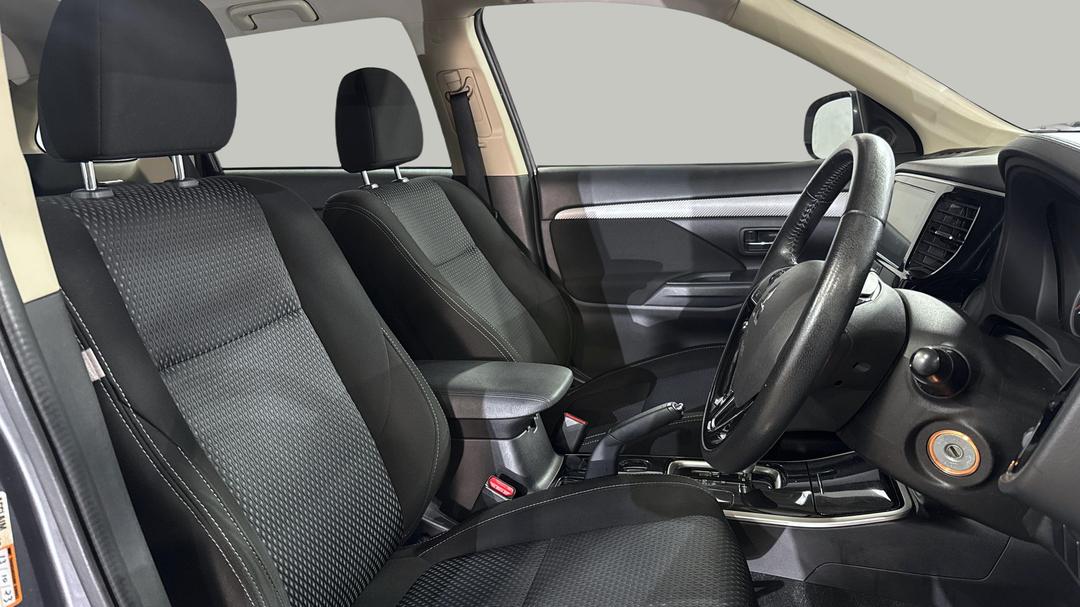 2017 Mitsubishi Outlander Ls (4x2), Automatic, 96690 km, Right Side Front Door Cabin View