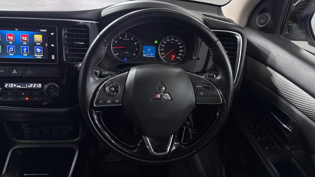 2017 Mitsubishi Outlander Ls (4x2), Automatic, 96690 km, Steering Wheel Close-up