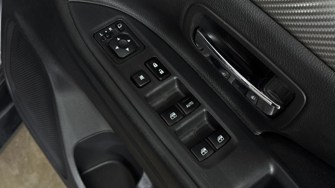 2017 Mitsubishi Outlander Ls (4x2), Automatic, 96690 km, Drivers Side Door Panel Controls