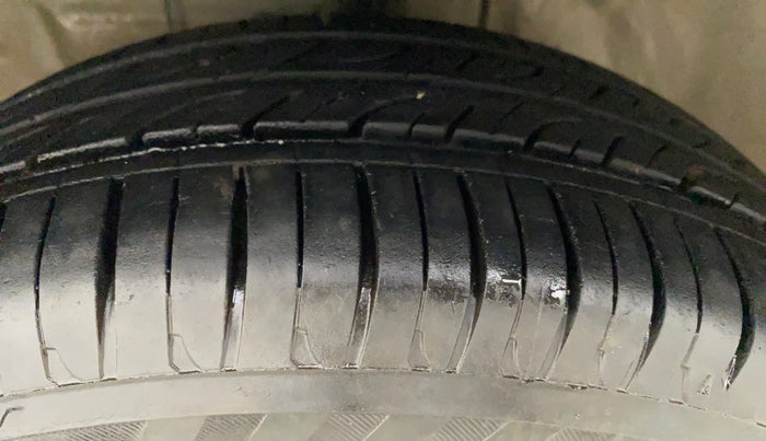 2011 Toyota Etios Liva VX, Petrol, Manual, 35,131 km, Left Front Tyre Tread