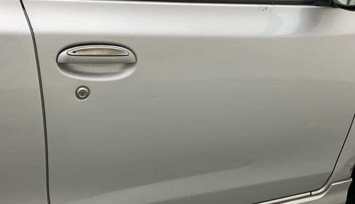 2011 Toyota Etios Liva VX, Petrol, Manual, 35,131 km, Driver-side door - Slightly dented