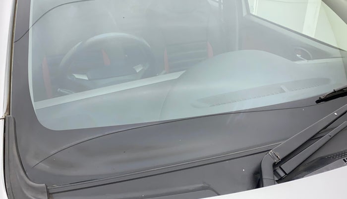 2011 Toyota Etios Liva VX, Petrol, Manual, 35,131 km, Front windshield - Minor spot on windshield