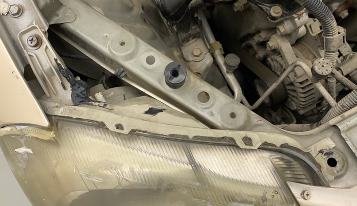 2011 Toyota Etios Liva G, Petrol, Manual, 51,437 km, Right headlight - Clamp has minor damage
