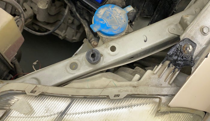 2011 Toyota Etios Liva G, Petrol, Manual, 51,437 km, Left headlight - Clamp has minor damage