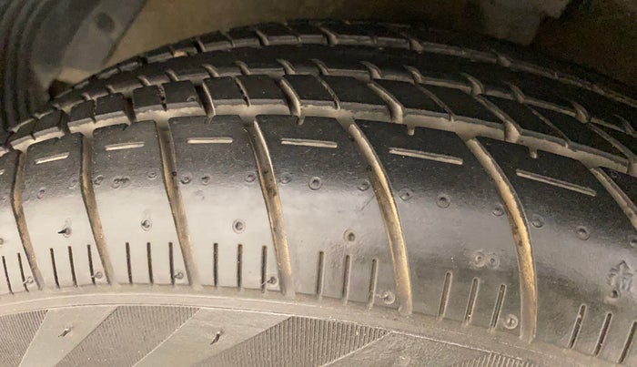 2014 Hyundai i20 MAGNA (O) 1.2, Petrol, Manual, 1,03,008 km, Left Front Tyre Tread