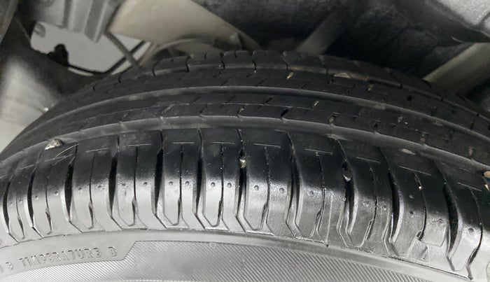 2019 Maruti Swift LXI D, Petrol, Manual, 24,592 km, Left Rear Tyre Tread