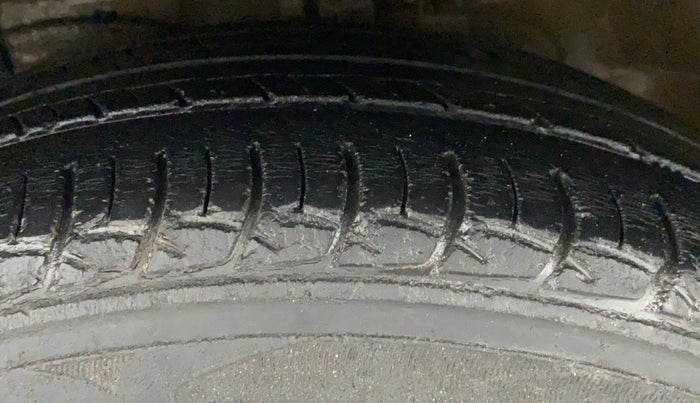 2017 Maruti Ciaz SHVS VDI, Diesel, Manual, 61,522 km, Left Front Tyre Tread