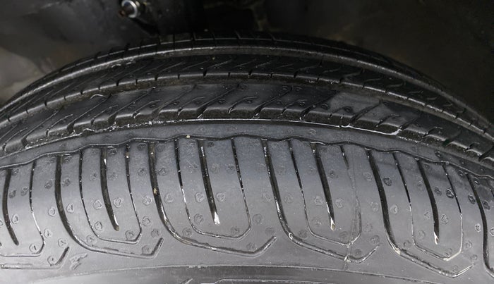 2015 Honda Amaze 1.2 SMT I VTEC, CNG, Manual, 96,586 km, Left Front Tyre Tread