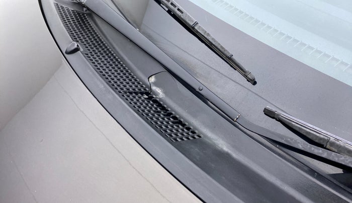 2015 Honda Amaze 1.2 SMT I VTEC, CNG, Manual, 96,586 km, Bonnet (hood) - Cowl vent panel has minor damage