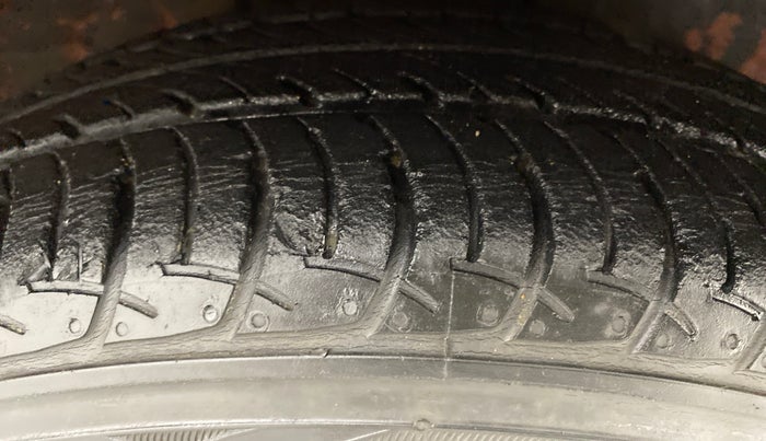 2014 Maruti Celerio VXI d, Petrol, Manual, 32,450 km, Right Front Tyre Tread