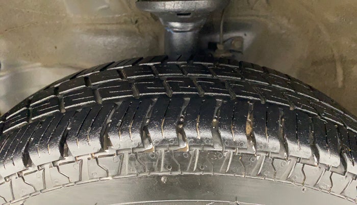 2014 Maruti Wagon R 1.0 LXI, Petrol, Manual, 69,067 km, Left Front Tyre Tread