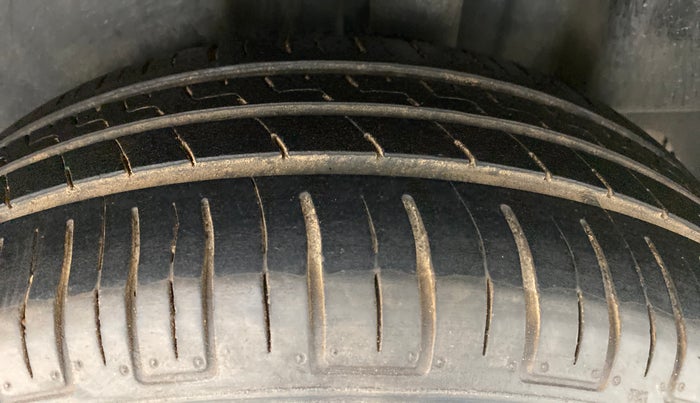 2014 Skoda Rapid ELEGANCE 1.6 MPI MT, Petrol, Manual, 82,038 km, Left Rear Tyre Tread