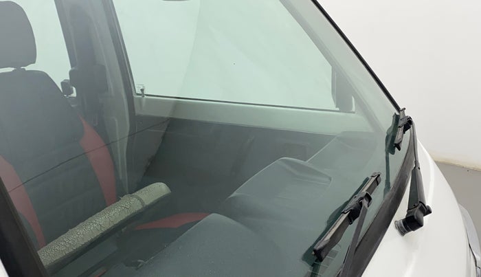 2017 Maruti OMNI E 8 STR, Petrol, Manual, 56,991 km, Front windshield - Minor spot on windshield