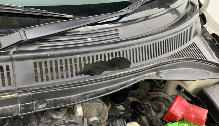 2010 Maruti Swift ZXI, Petrol, Manual, 36,238 km, Bonnet (hood) - Cowl vent panel has minor damage