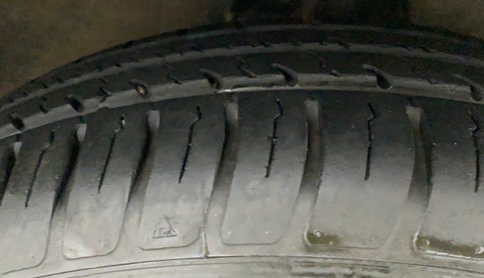 2010 Maruti Swift ZXI, Petrol, Manual, 36,238 km, Right Front Tyre Tread