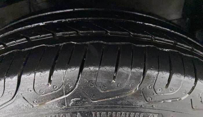2013 Maruti Ritz ZXI, Petrol, Manual, 28,501 km, Right Front Tyre Tread