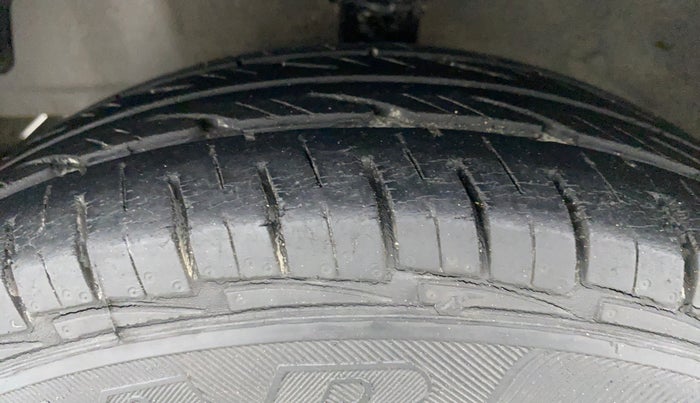 2013 Hyundai Eon ERA PLUS, Petrol, Manual, 18,997 km, Left Front Tyre Tread