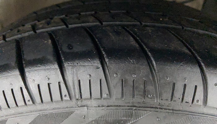 2016 Maruti Ciaz  ZDI SHVS, Diesel, Manual, 67,006 km, Right Front Tyre Tread