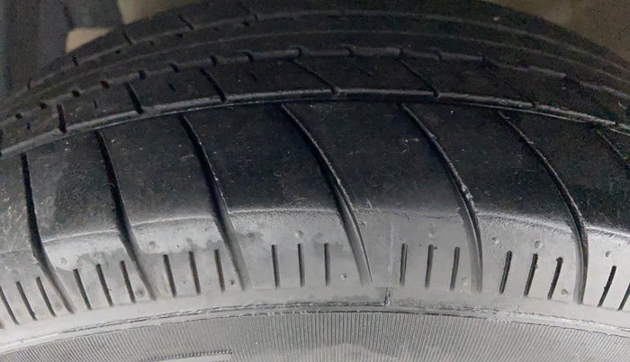 2016 Maruti Ciaz  ZDI SHVS, Diesel, Manual, 67,006 km, Left Front Tyre Tread