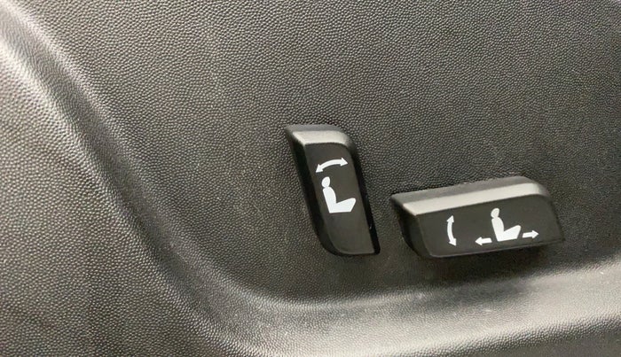 2018 Mahindra XUV500 W11 AT, Diesel, Automatic, 1,27,342 km, Driver Side Adjustment Panel
