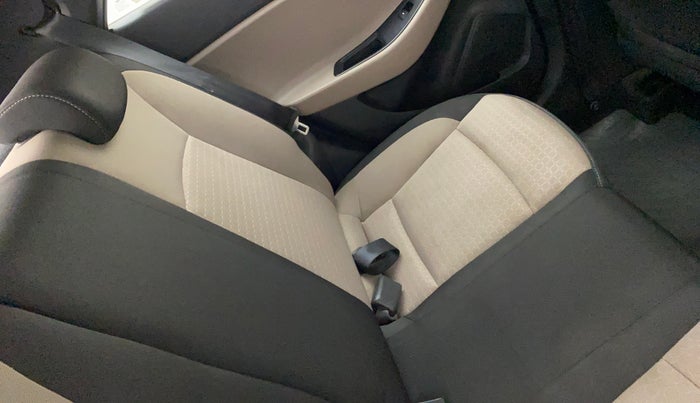 2016 Hyundai Elite i20 ASTA 1.2 (O), Petrol, Manual, 65,855 km, Second-row left seat - Cover slightly stained