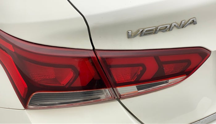 2017 Hyundai Verna 1.6 SX VTVT (O), Petrol, Manual, 99,406 km, Left tail light - Minor damage