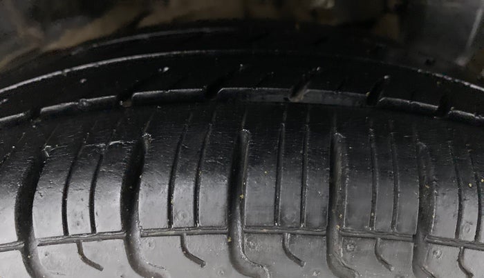 2015 Hyundai Eon ERA PLUS, Petrol, Manual, 21,690 km, Left Rear Tyre Tread