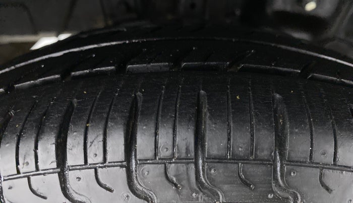 2015 Hyundai Eon ERA PLUS, Petrol, Manual, 21,690 km, Right Rear Tyre Tread