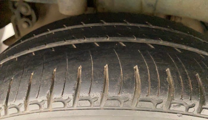 2016 Mahindra Kuv100 K8 D 6 STR, Diesel, Manual, 97,857 km, Right Rear Tyre Tread