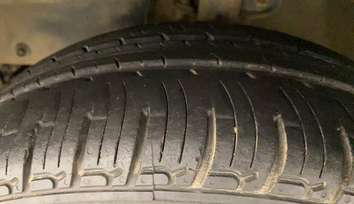 2016 Mahindra Kuv100 K8 D 6 STR, Diesel, Manual, 97,857 km, Left Front Tyre Tread