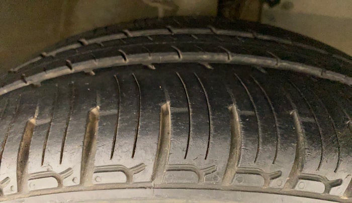 2016 Mahindra Kuv100 K8 D 6 STR, Diesel, Manual, 97,857 km, Right Front Tyre Tread