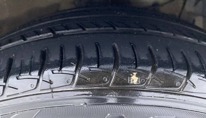 2016 Maruti Ciaz VDI+ SHVS, Diesel, Manual, 1,01,167 km, Right Front Tyre Tread