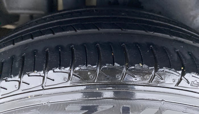 2016 Maruti Ciaz VDI+ SHVS, Diesel, Manual, 1,01,167 km, Right Rear Tyre Tread