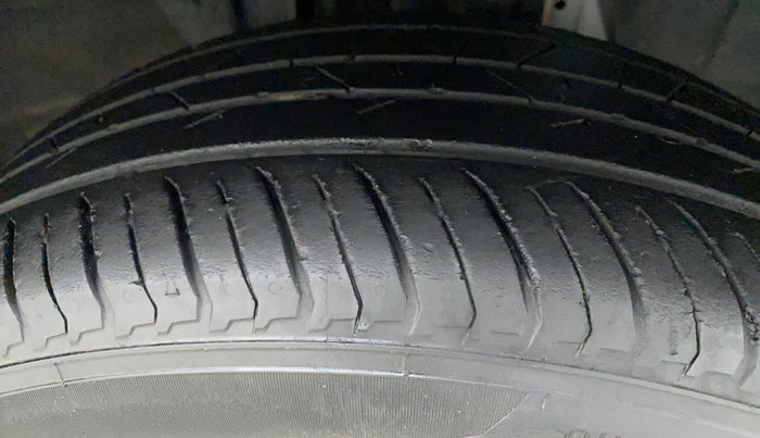 2021 Nissan MAGNITE XL TURBO, Petrol, Manual, 33,024 km, Right Front Tyre Tread