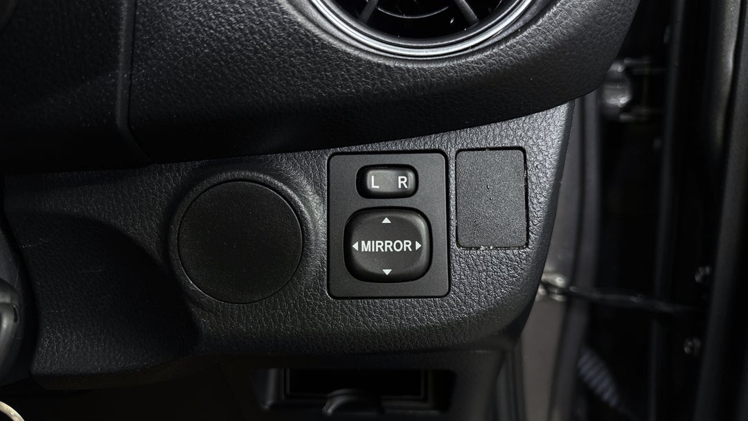 2017 Toyota Yaris Ascent, Automatic, 46118 km, Utility Switches/Buttons