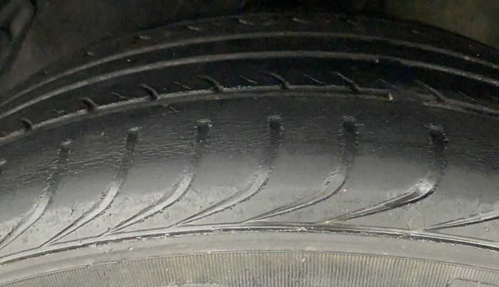 2011 Hyundai i20 MAGNA 1.2, Petrol, Manual, 33,855 km, Left Front Tyre Tread
