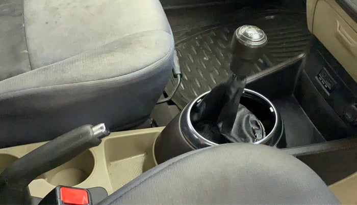 2011 Hyundai i20 MAGNA 1.2, Petrol, Manual, 33,855 km, Gear lever - Boot cover slightly torn