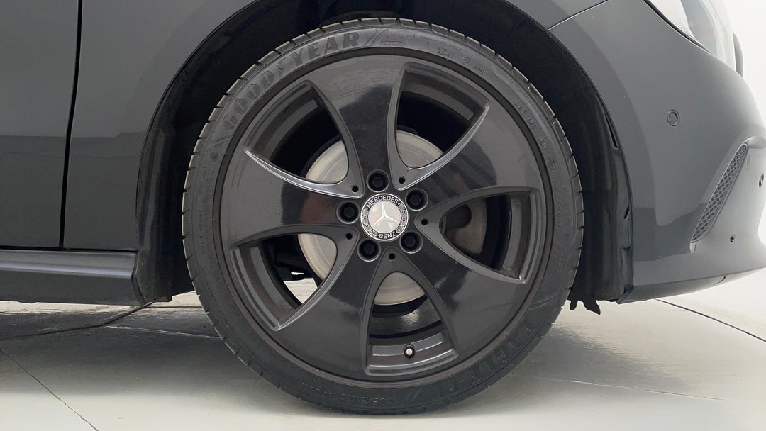 2016 Mercedes-benz A200 1.6 Dct, Automatic, 72593 km, Right Front Wheel