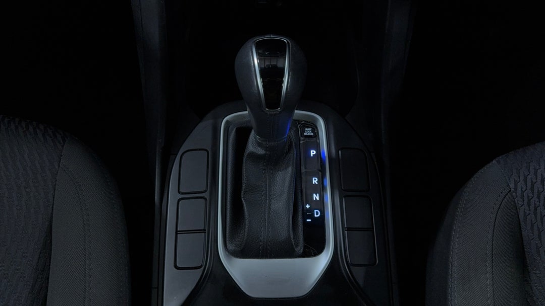 2017 Hyundai Santa Fe Active (4x4), Automatic, 107143 km, Gear Lever 