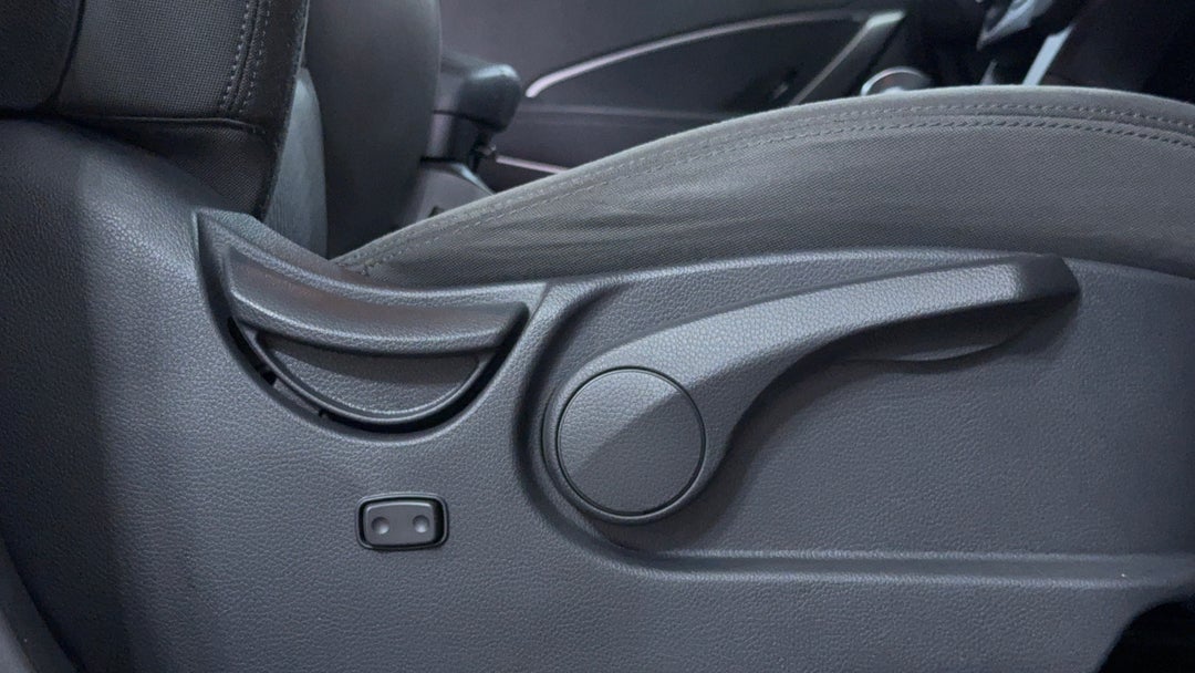 2017 Hyundai Santa Fe Active (4x4), Automatic, 107143 km, Drivers Side Adjustment Panel