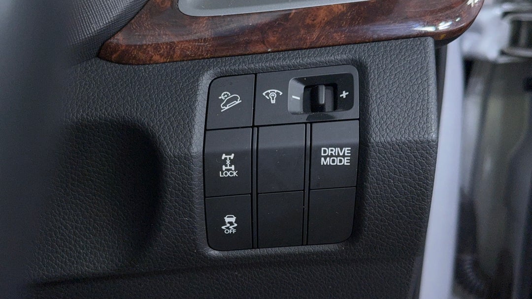 2017 Hyundai Santa Fe Active (4x4), Automatic, 107143 km, Utility Switches/Buttons