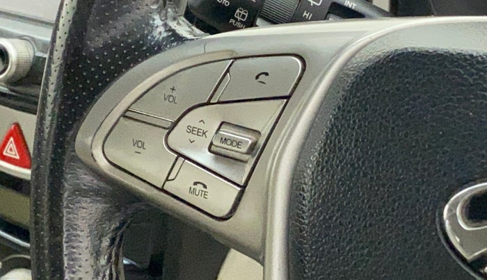 2019 Mahindra XUV300 W8 (O) 1.2 PETROL, Petrol, Manual, 58,737 km, Steering wheel - Sound system control not functional