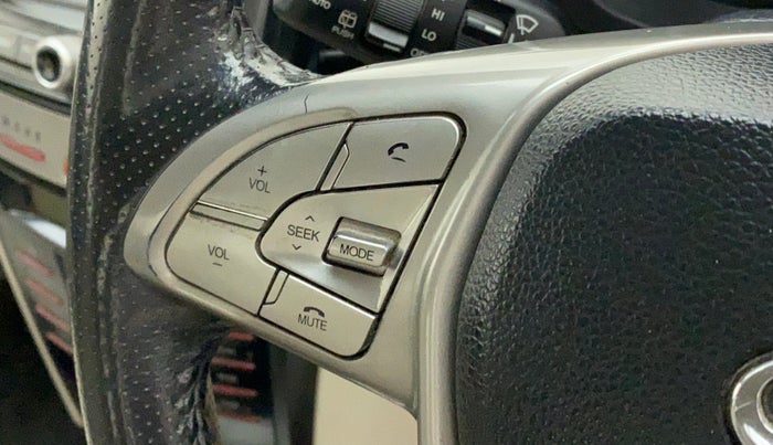 2019 Mahindra XUV300 W8 (O) 1.2 PETROL, Petrol, Manual, 58,737 km, Steering wheel - Phone control not functional