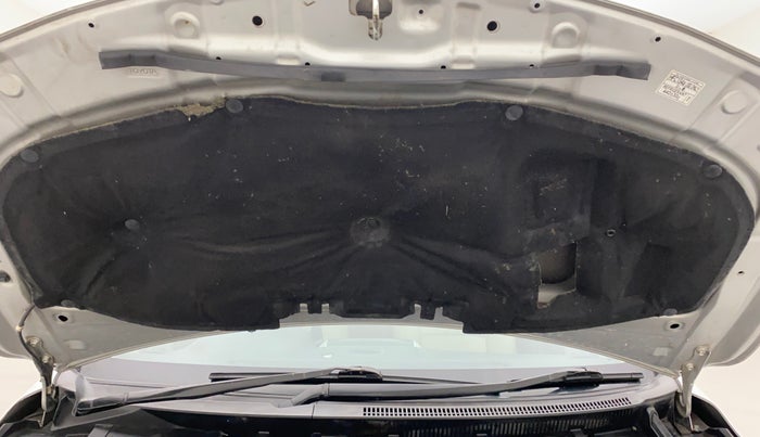 2011 Toyota Corolla Altis G PETROL, Petrol, Manual, 1,02,588 km, Bonnet (hood) - Insulation cover has minor damage
