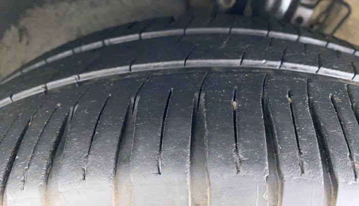 2012 Skoda Rapid AMBITION 1.6 MPFI MT, Petrol, Manual, 85,668 km, Left Front Tyre Tread