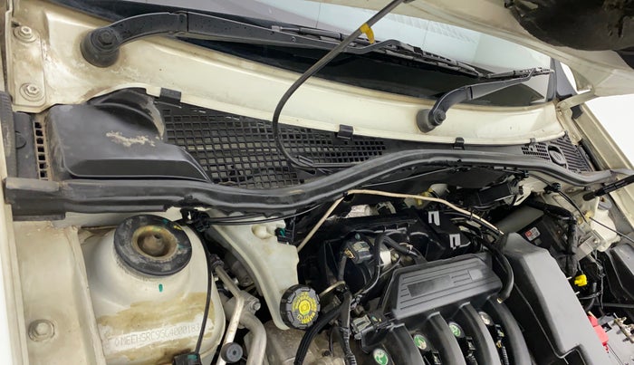 2016 Renault Duster RXL 1.6 PETROL, CNG, Manual, 28,569 km, Bonnet (hood) - Cowl vent panel has minor damage