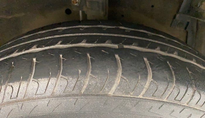 2015 Maruti Swift VXI, Petrol, Manual, 43,286 km, Right Front Tyre Tread